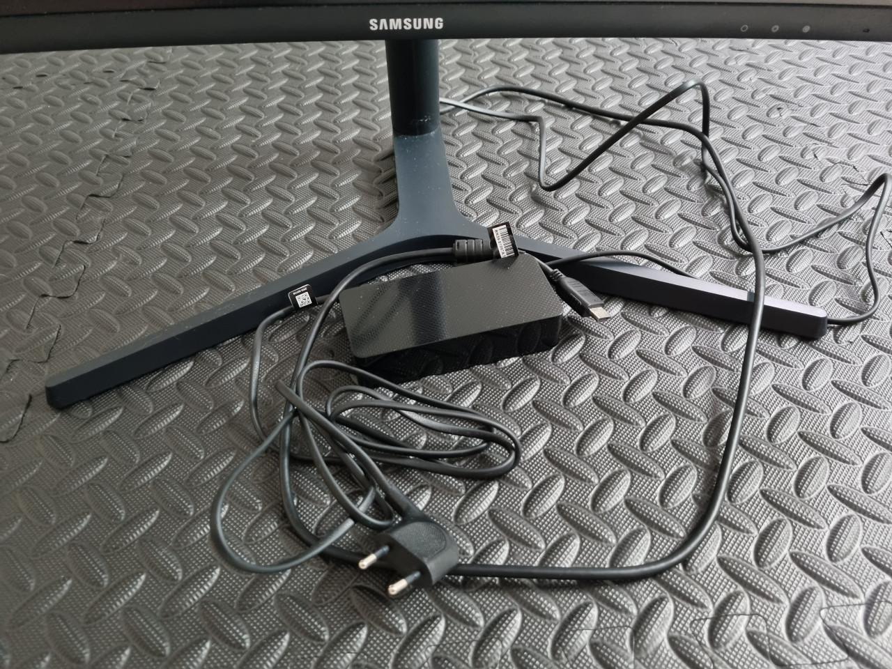 Curved Samsung gaming monitor (LC27FG73FQUXEN)