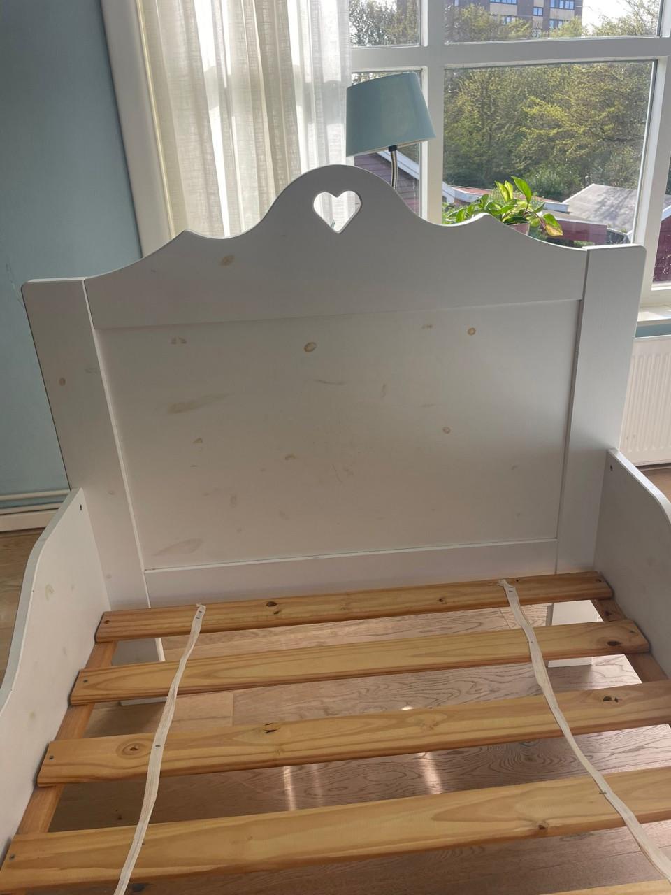 Bed eenpersoons wit hout