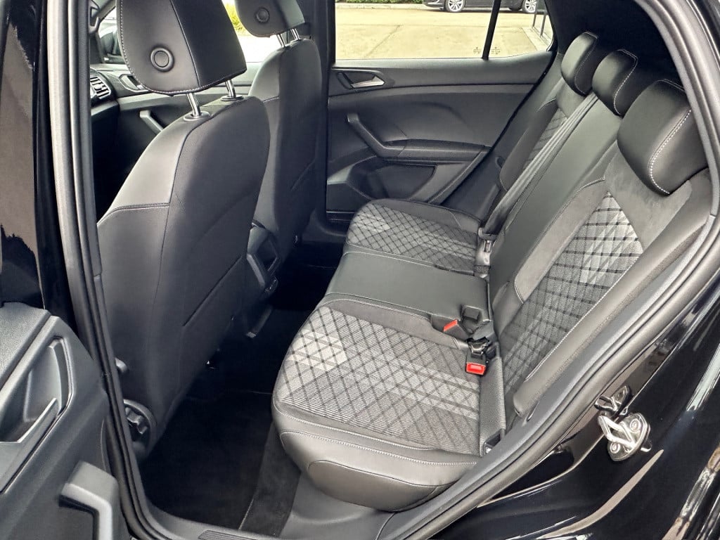 Volkswagen T-cross 1.5 tsi 150pk dsg r-line | camera | trekhaak | navi | iq