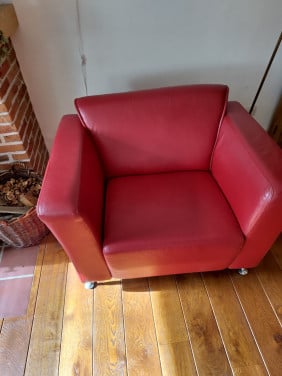 Mooie leren rode fauteuil stoel105 breed 80 diep