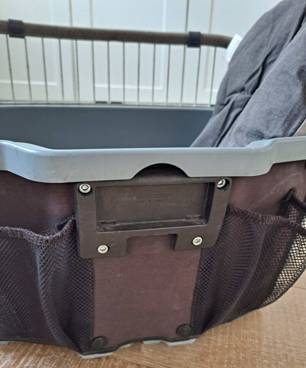 Hondenmand voor op de fiets.