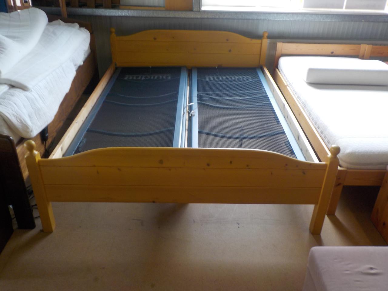 Massief grenen ledikant met 2 auping spiralen in goede staat 220 x 160 cm