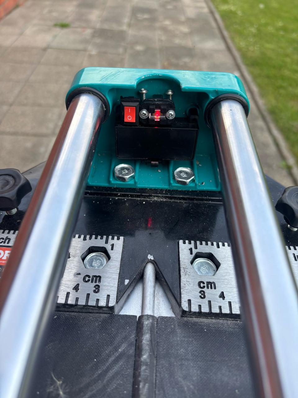 Tegelsnijder met lasergeleiding 120 cm
