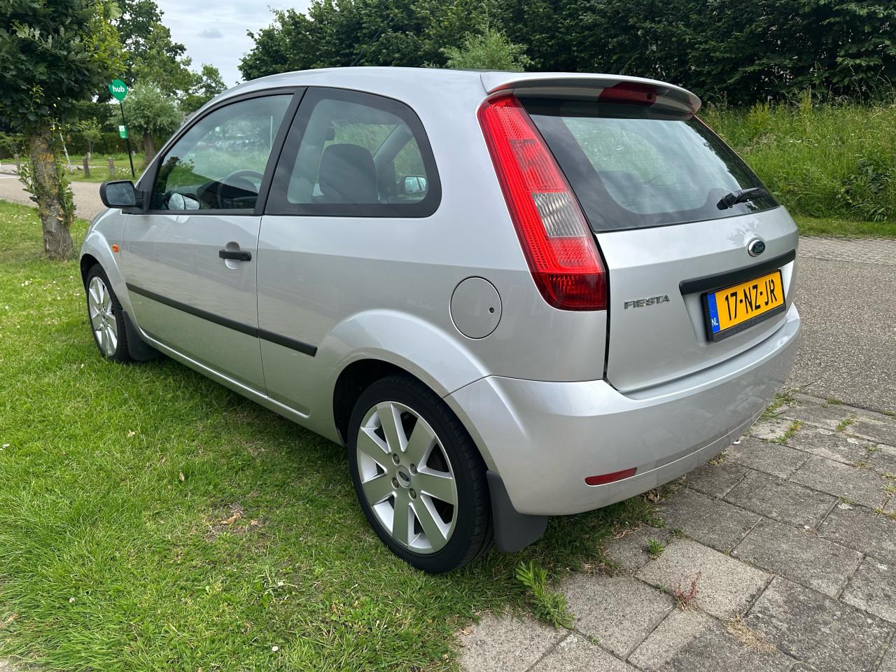 Ford fiesta 1.4 16V 3drs 2004 grijs