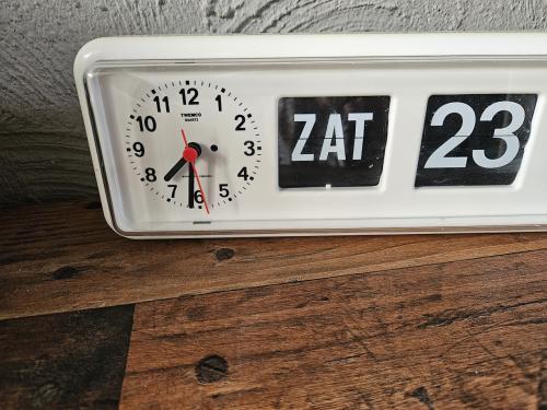 Vintage Twemco BQ-38 Flip Klok met Datum en Tijd