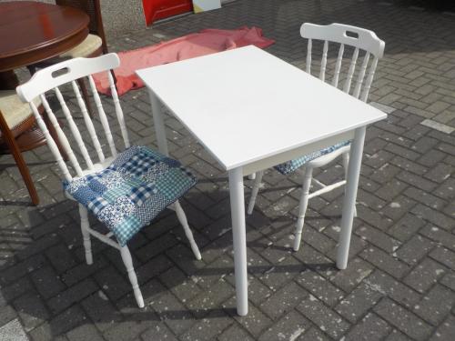Eenvoudige eettafel 60 x 90 cm + 2 stoelen setprijs in goede staat