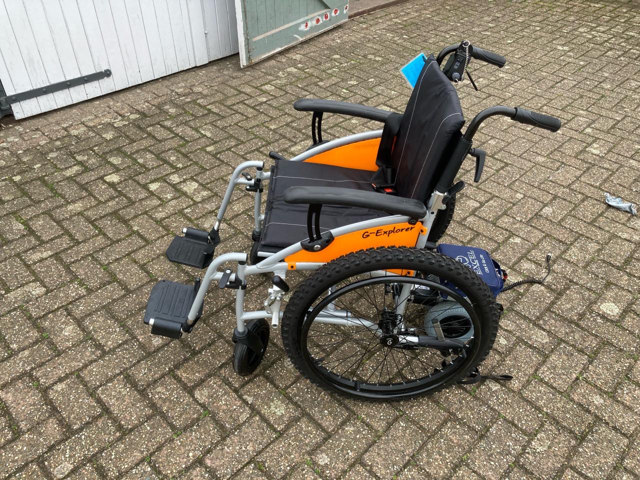 Rolstoel met duwondersteuning.