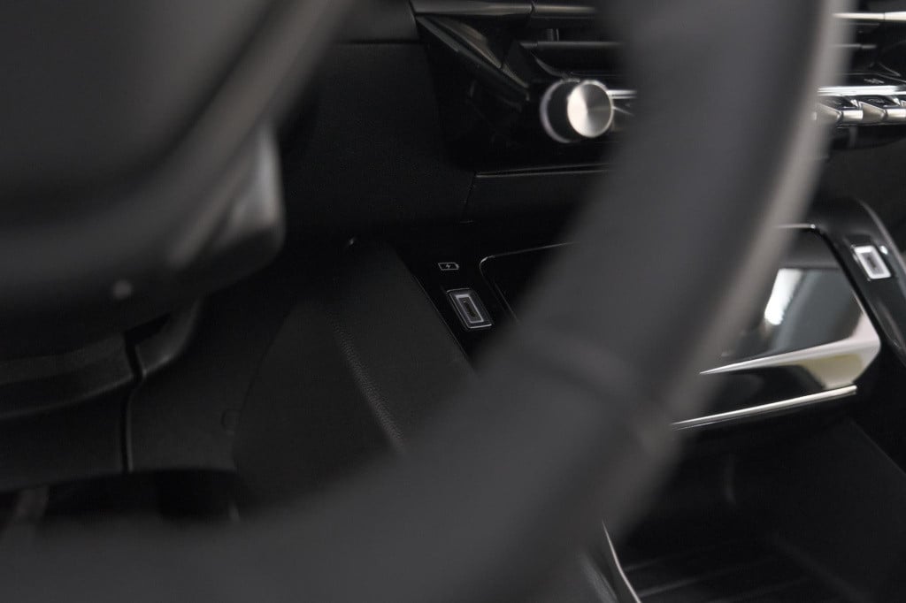 Peugeot 208 puretech 100 allure | parkeersensoren | apple carplay | climate