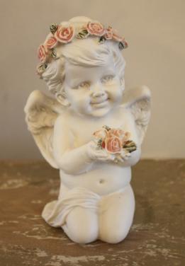 Witte engel met rozen krans en bosje bloemen  kunststof