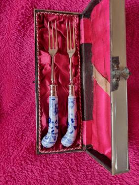 2 Vorken met aardewerken handvat