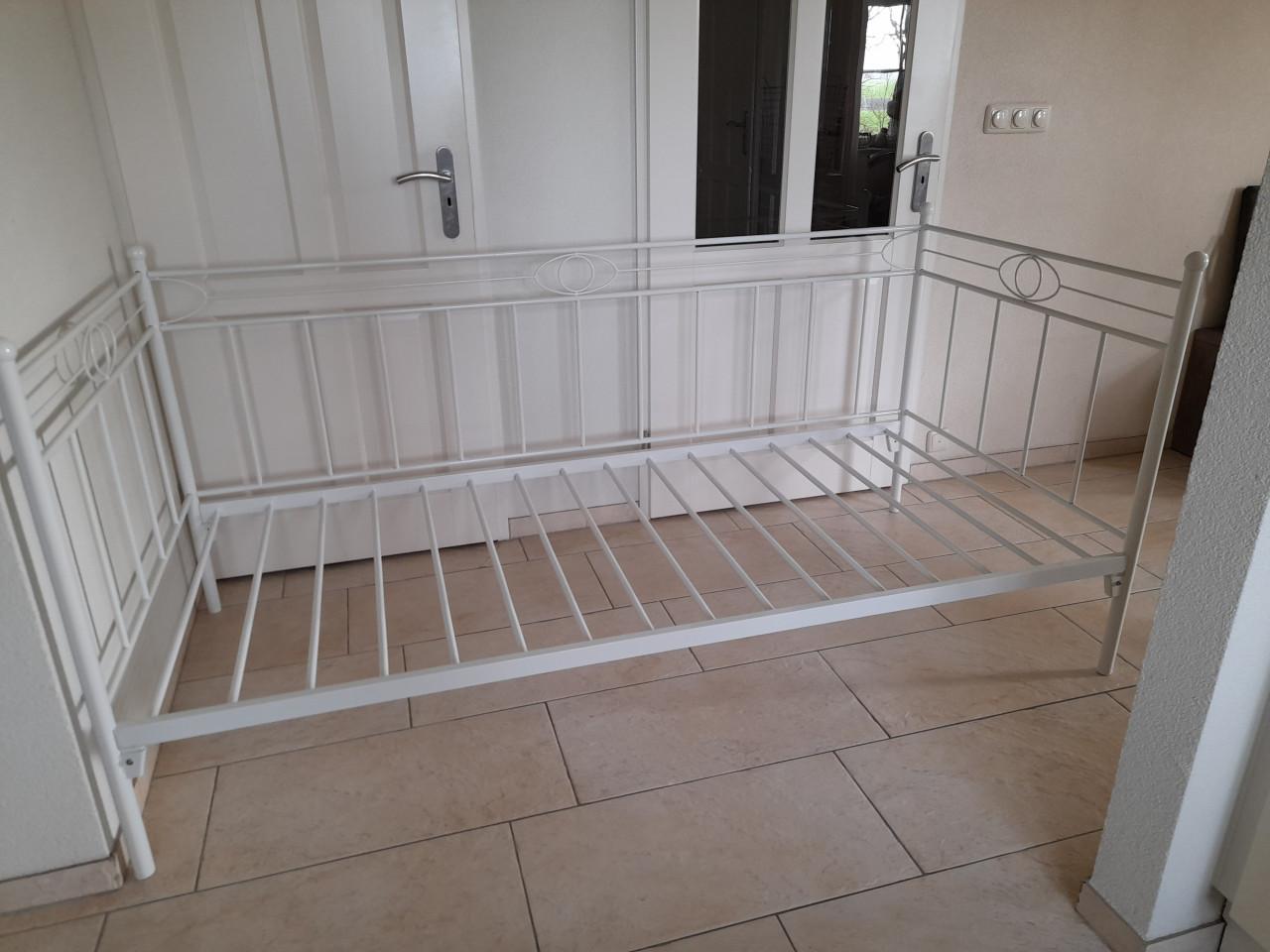 1 Persoons meiden bed  90 x 200 (in goede nette staat )