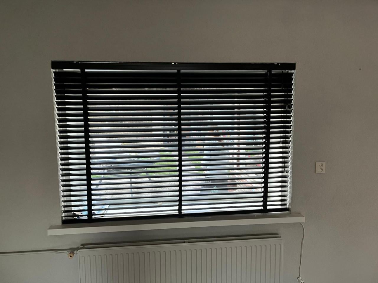 Zwarte aluminium Jaloezieën Kwantum