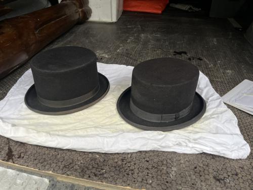 2 Zwarte hoge hoeden Wegener en Elite