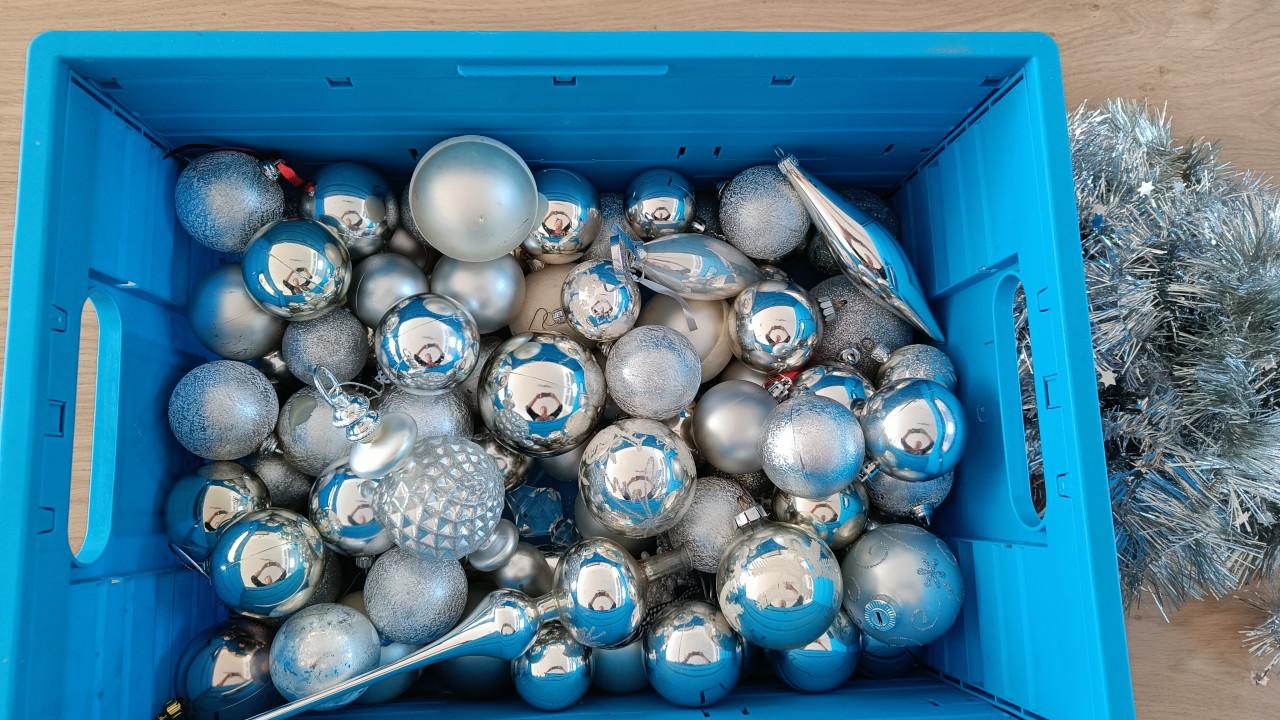 Rode blauwe zilveren  of gouden kerstballen