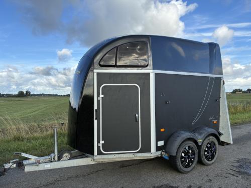 Prachtige 2 paards Humbaur Aero met zadelkamer en aluminium bodem
