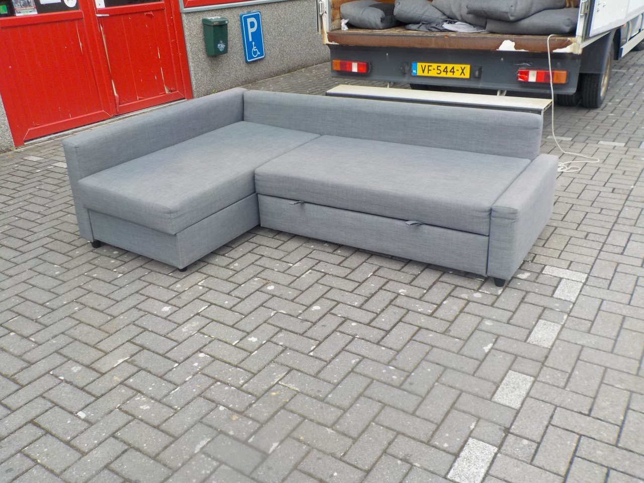 Stoffen hoek/slaapbank 150 x 225 cm met opbergruimte in goede staat