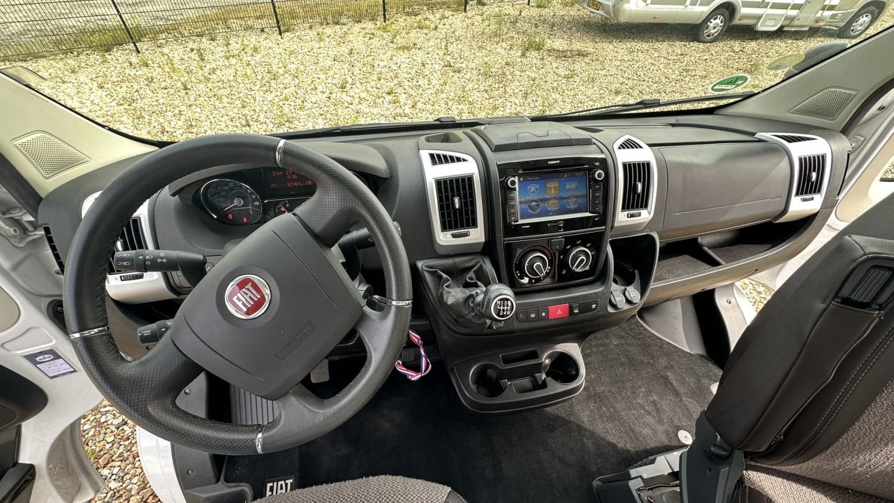 Prachtige Etrusco T6900SB uit 2020, nette camper met lengtebedden, 6.90cm