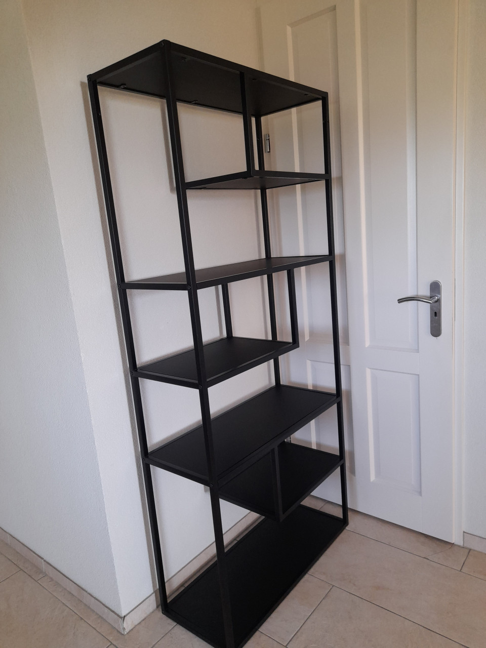 Zwart metalen wandrek met  houten plankjes (85 x 35 x 188H) z.g.a.n.