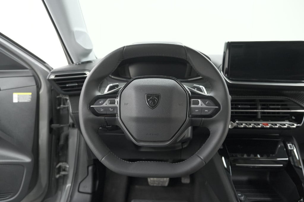 Peugeot 208 hybrid 100 e-dcs6 allure | camera | keyless entry | apple carpl