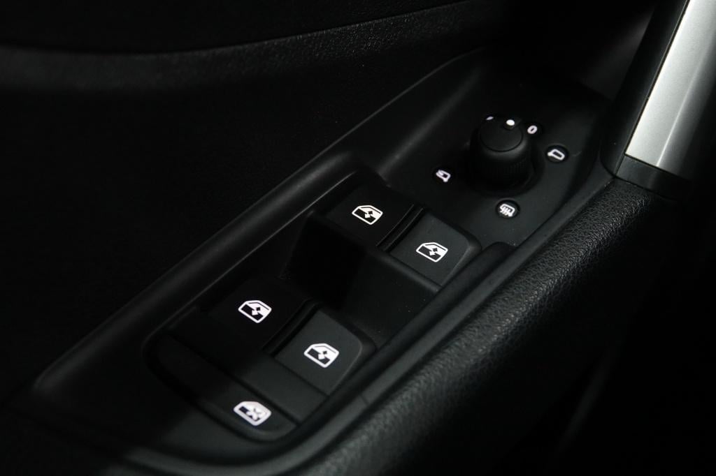 Audi Q2 1.4 tfsi | s-line | pdc | leder |