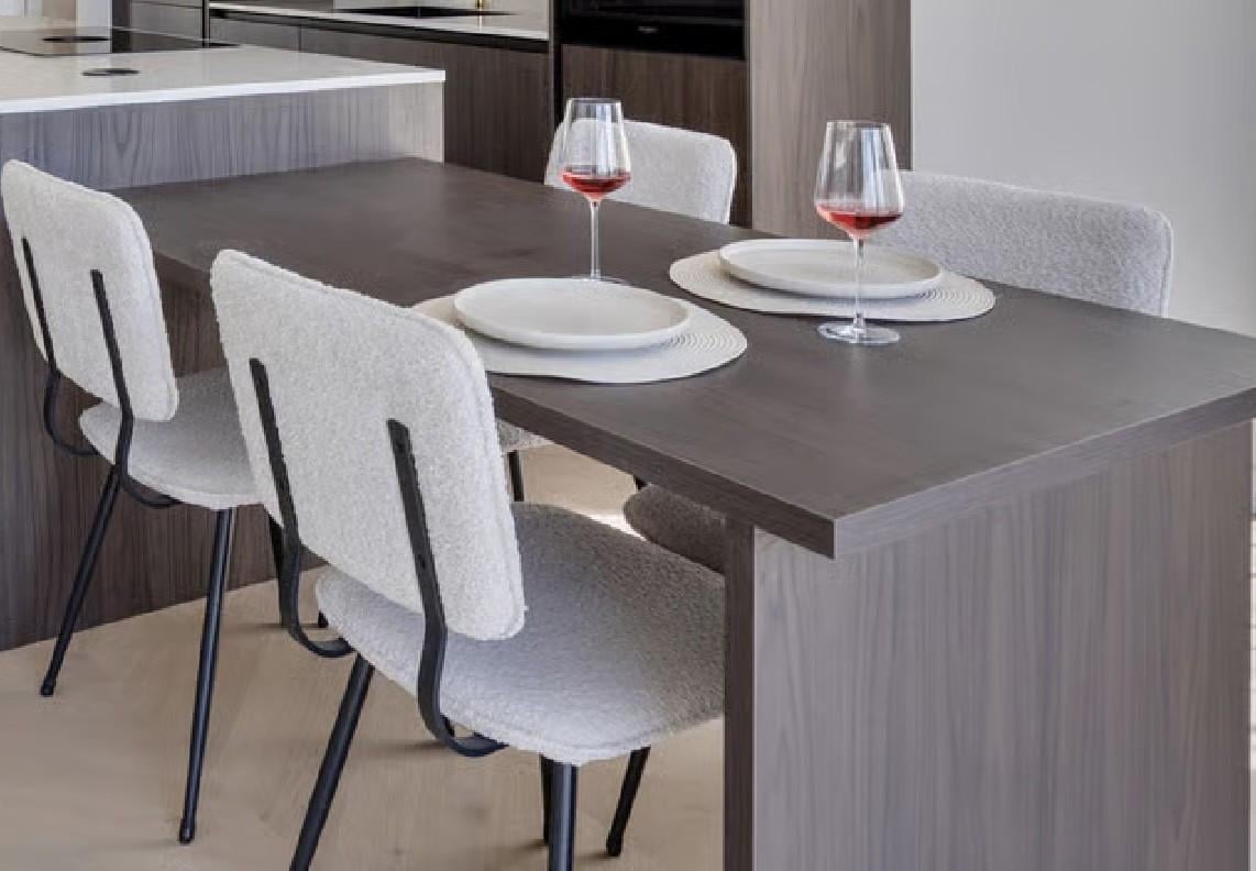 Organische hoekbank + poef + 5 eetkamerstoelen te koop!