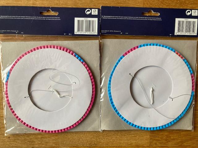 Kauwgomballen machine en vrolijke lampions met toebehoren