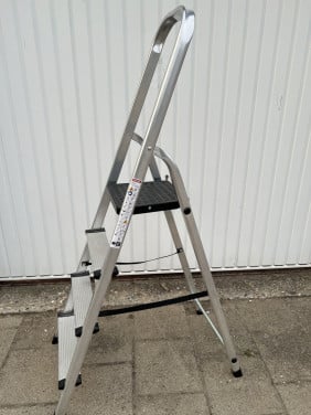 Nieuwe Aluminium Huishoudelijke trap Draagvermogen 150 kg.