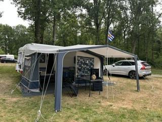 Caravan Hobby 460 UFE met vaste Thule luifel, voortent met losse luifel