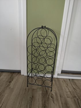Prachtig zwart metalen wijnrek, wijnhouder. Wijnkast zwart.