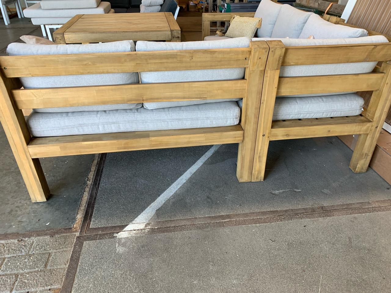 Hardhouten Loungeset met hoge tafel en salontafel en kussens.