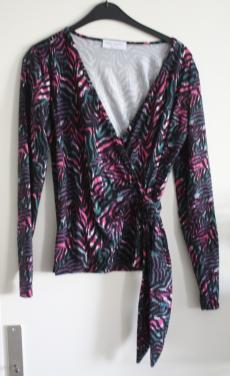 Wikkelshirt met kleurtjes  maat s