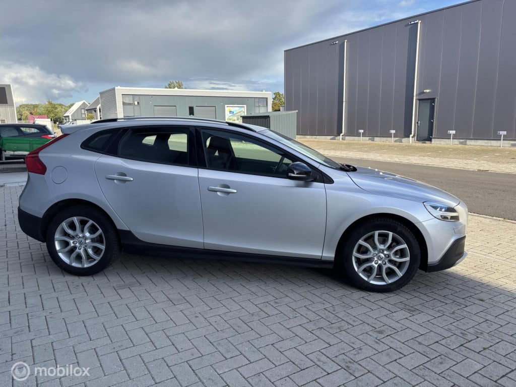 Volvo V40 cross country 2.0 t3 momentum