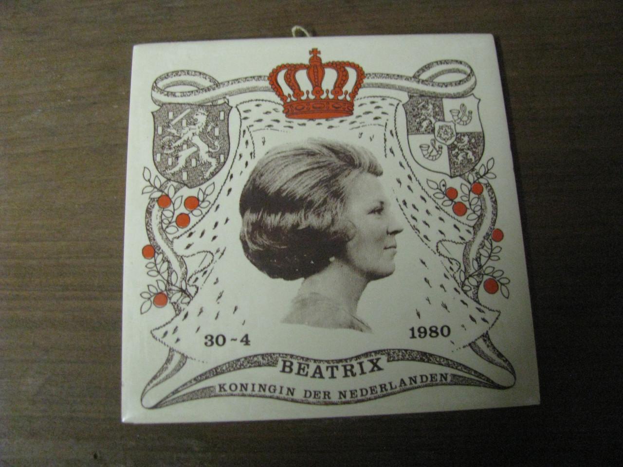 Tegeltjes van Juliana en Beatrix en glas van Beatrix.