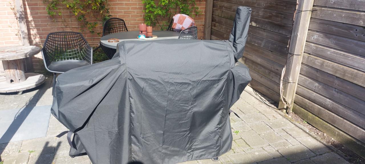 Intratuin offset smoker met regenhoes