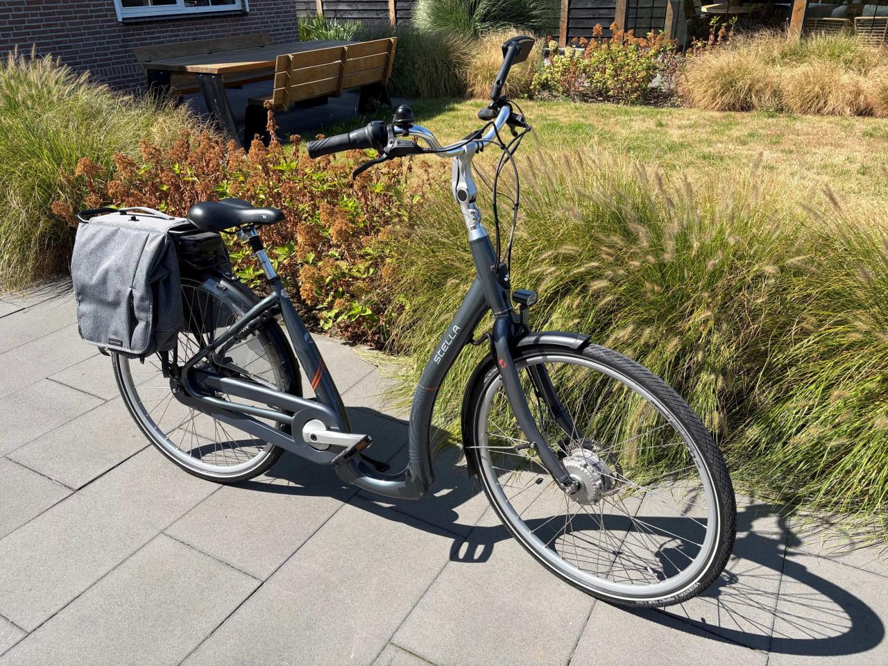 Te koop bijna nieuwe Stella senioren fiets met lage instap