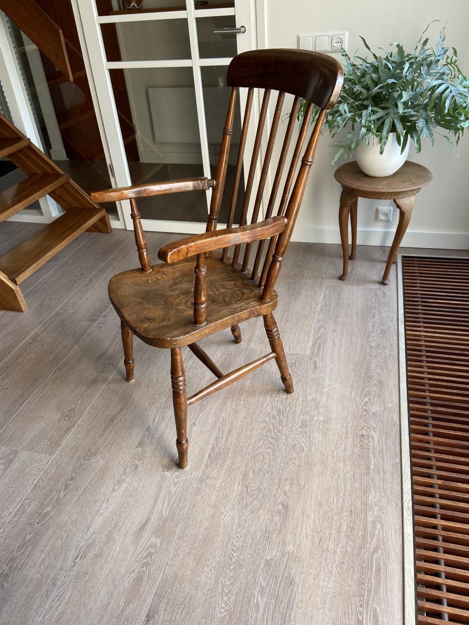 Antieke iepenhouten Windsor stoel.