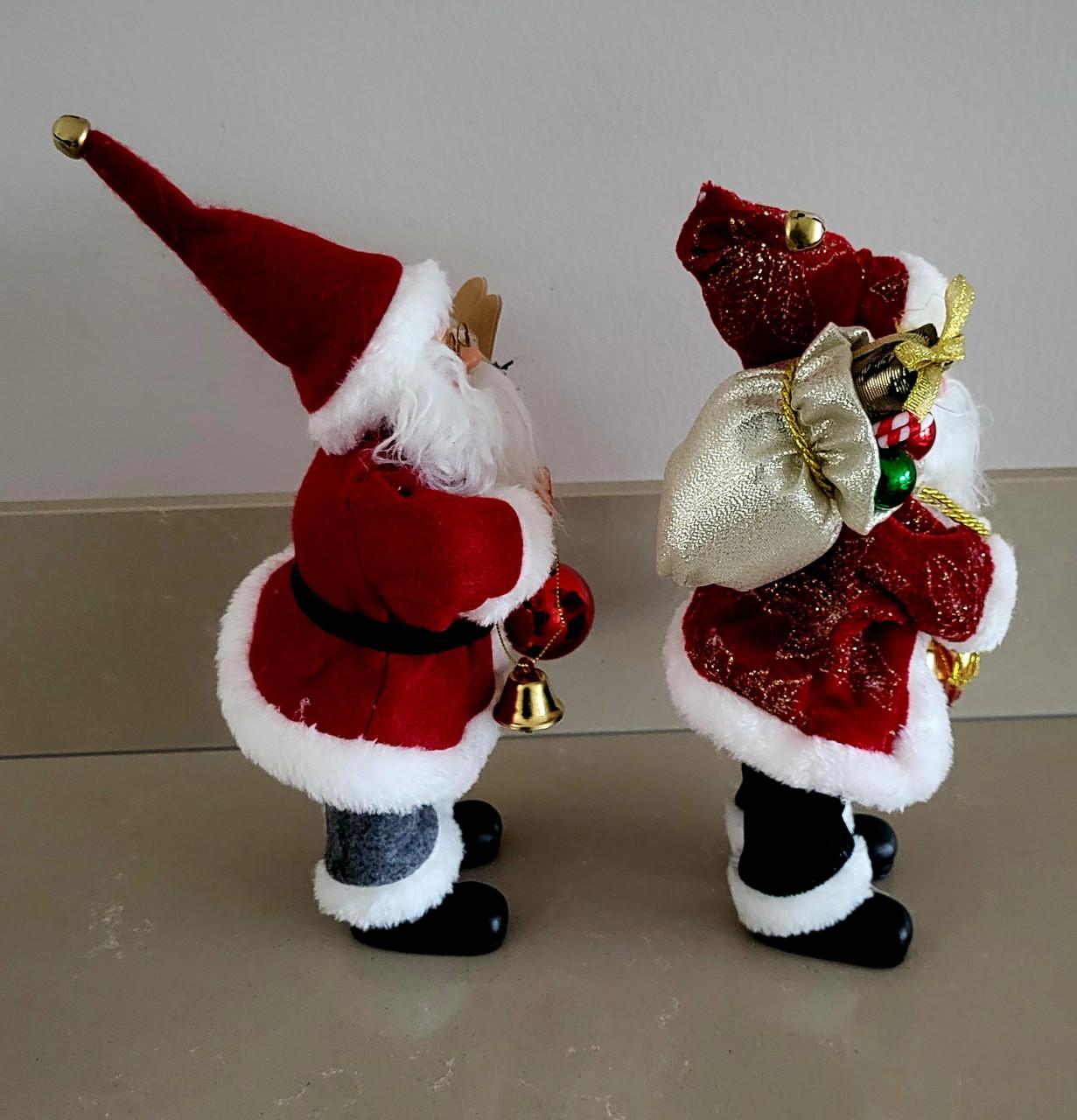 2 verschillende Kerstmannen 28 cm hoog (zo goed als nieuw)