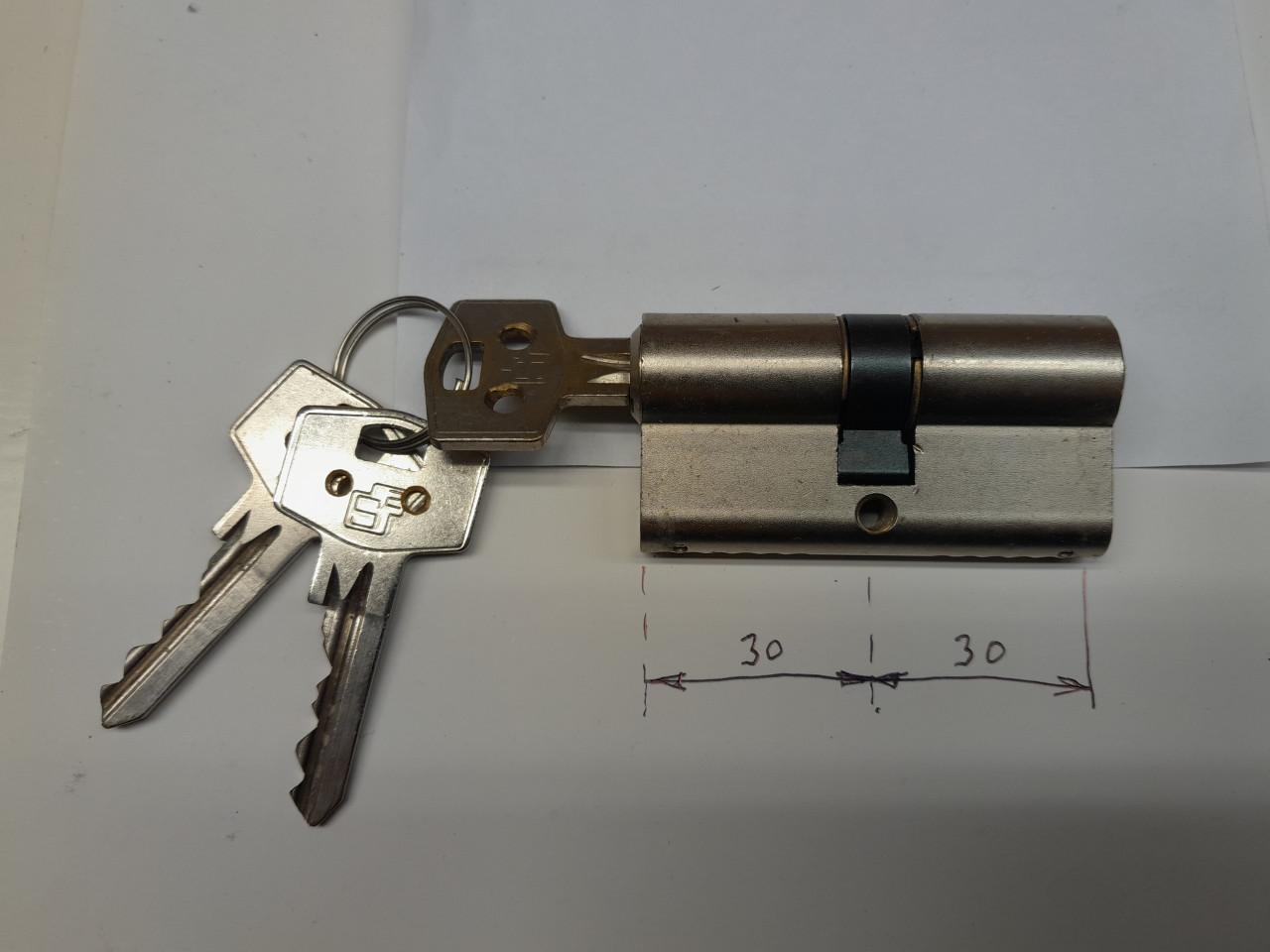 Cilinderslot met sleutels. Maat 30-30, 35-35mm en 1 stuk 35-50mm.