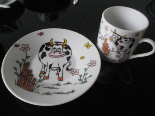 6 kinder kop en schotels aardewerk