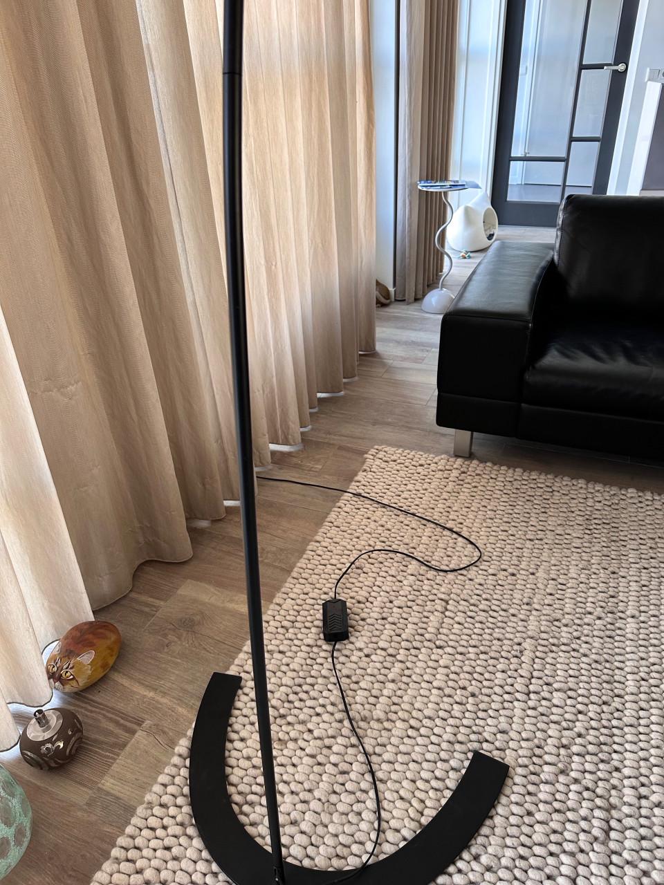 Zwart metalen led booglamp