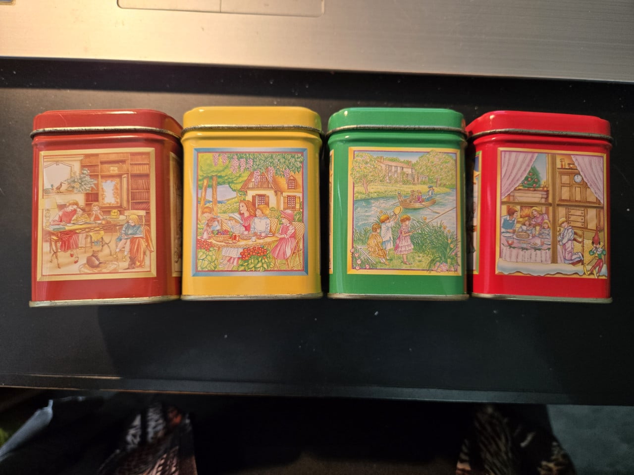 4 vintage metalen blikken met afbeeldingen van de vier seizoenen