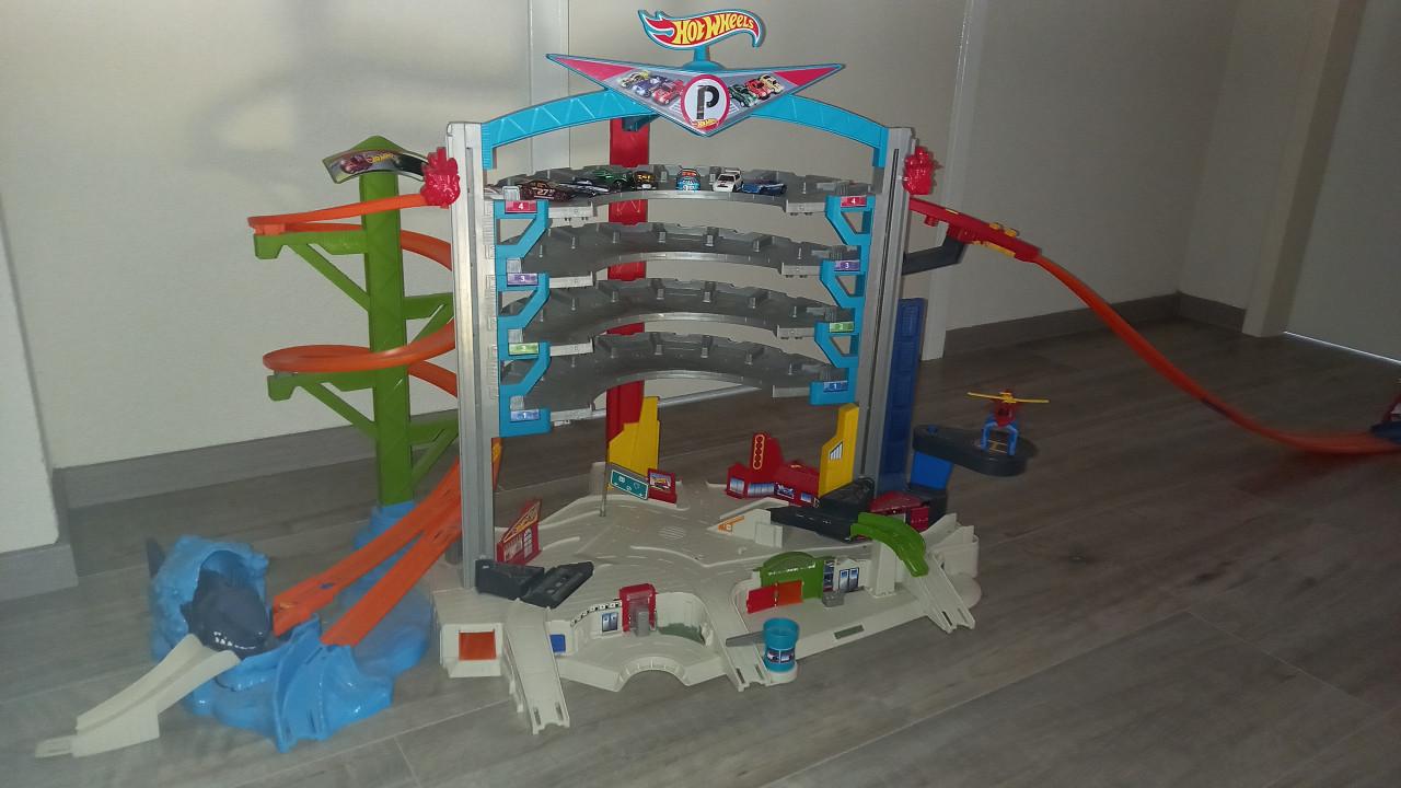 Hotwheel garage haai en brug en toebehoren