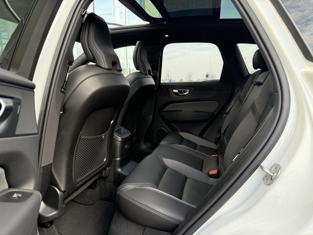 Volvo XC60 t6 398pk recharge dark black edition| panodak| luchtvering| trek