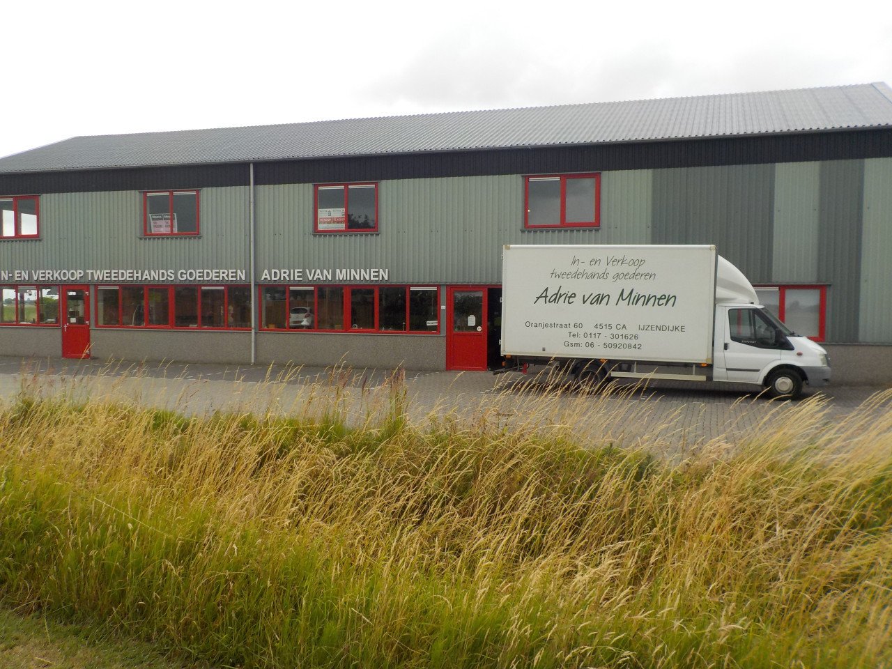 Grote loods met 1440 M² verkoopoppervlakte op in zichtlocatie in Ijzendijke
