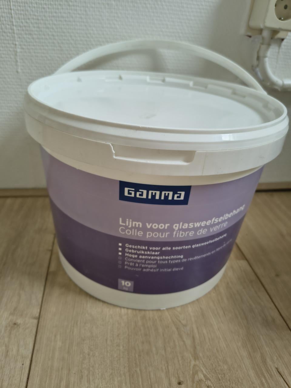 Diverse soorten verf, lak, latex, muurverf, tuinbeits, tuinverf. Zie foto's