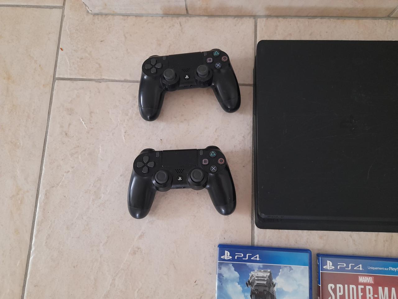 Playstation 4 met 2 controllers + 3 spellen (in goede staat)