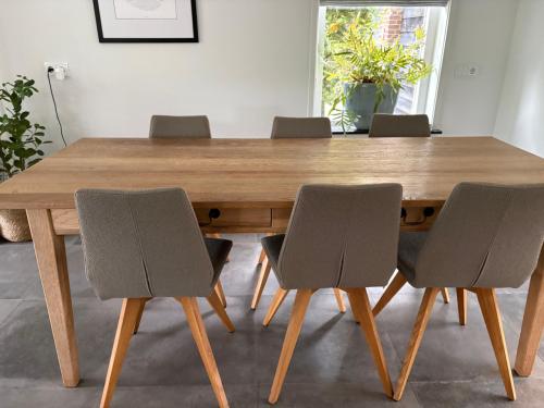 Te koop massief houten (eiken) eettafel met 6 stoelen
