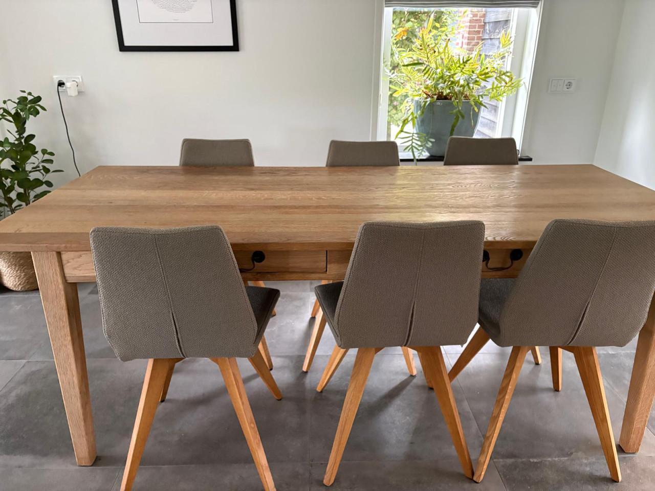 Te koop massief houten (eiken) eettafel met 6 stoelen