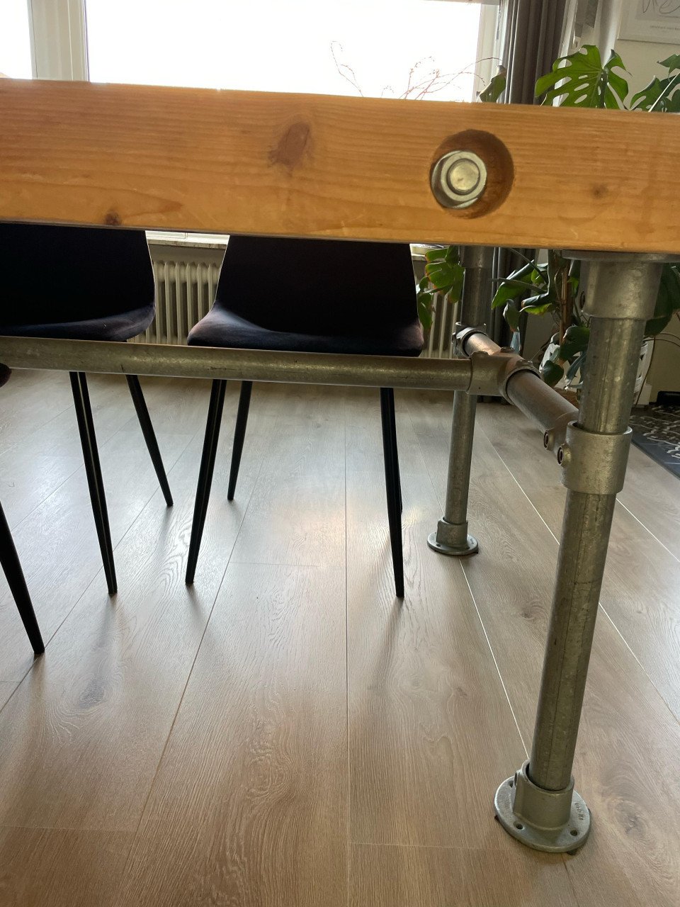 Eettafel houten balken en steigerbuizen
