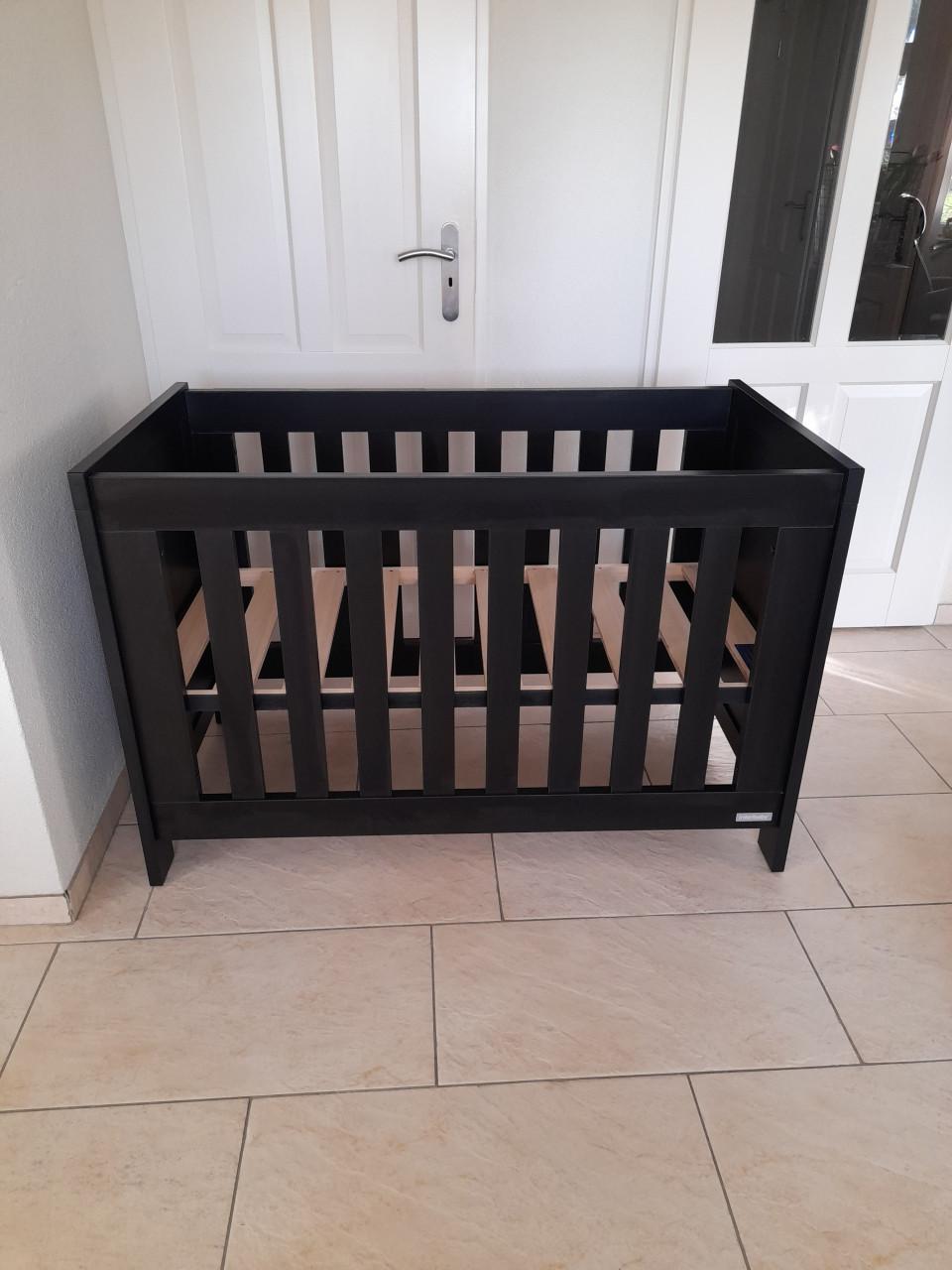 Prachtig zwart ledikantje (in goede nette staat )